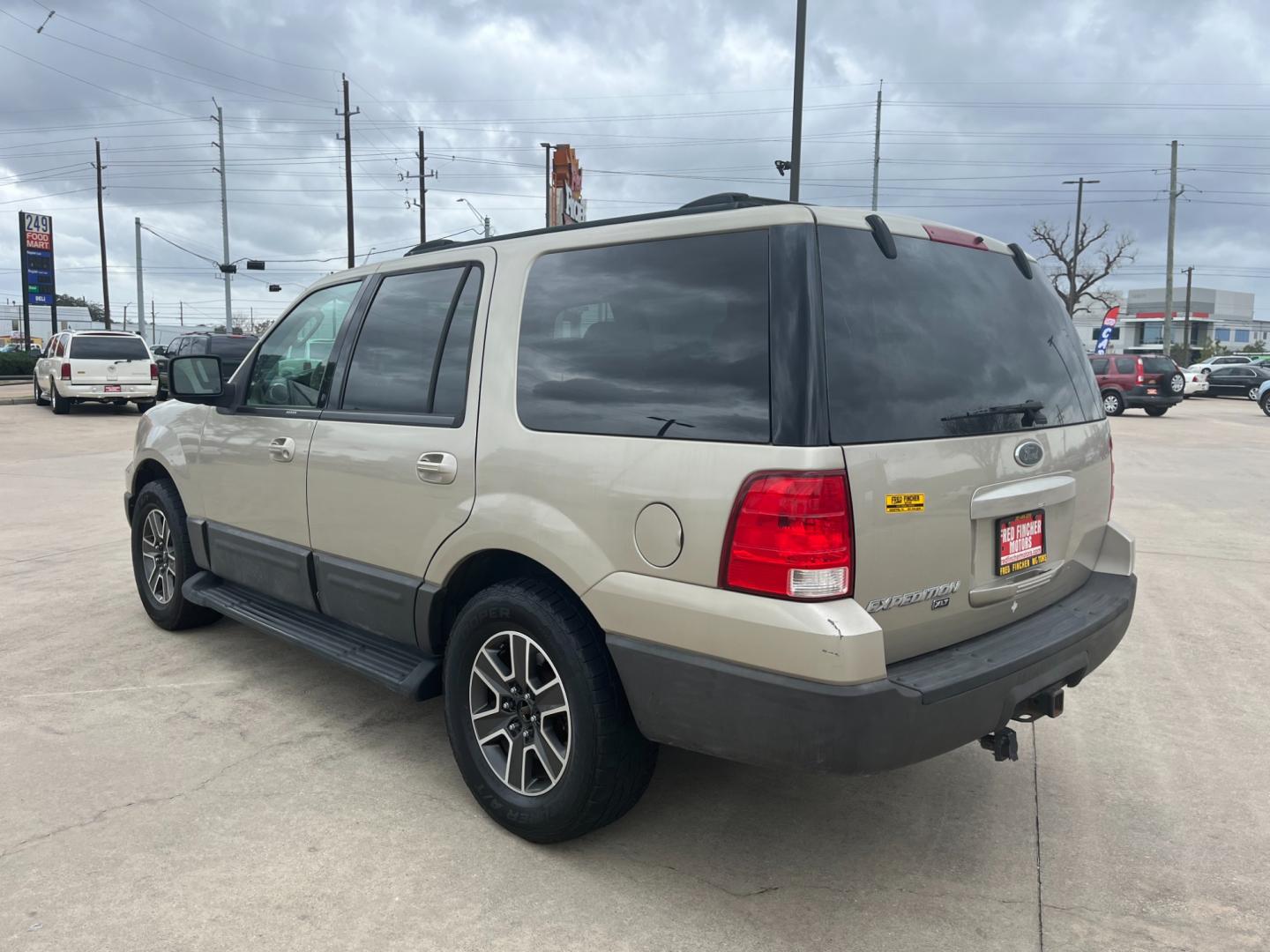 2004 GOLD /TAN Ford Expedition XLT 4.6L 2WD (1FMRU15W54L) with an 4.6L V8 SOHC 16V engine, 4-Speed Automatic Overdrive transmission, located at 14700 Tomball Parkway 249, Houston, TX, 77086, (281) 444-2200, 29.928619, -95.504074 - Photo#4